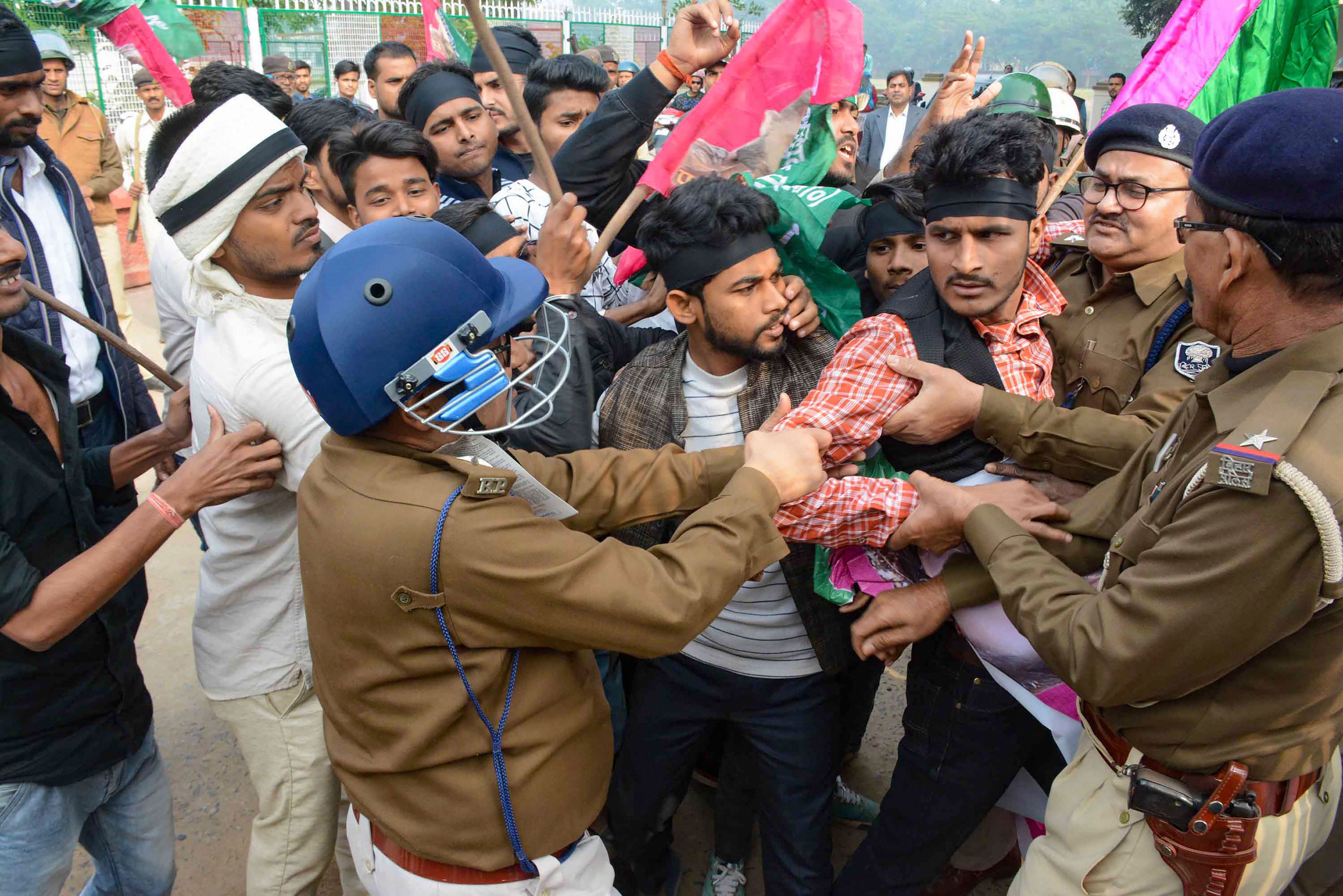 پٹنہ میں جن ادھیکار پارٹی کے کارکنان کا این آر سی اور شہریت ایکٹ کے خلاف احتجاج